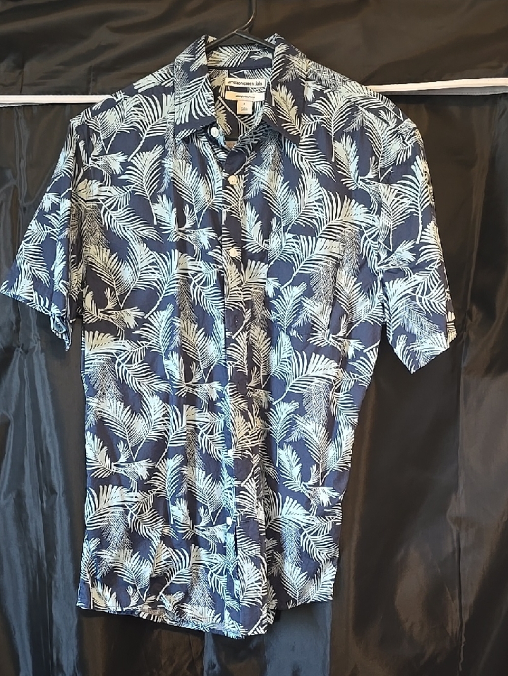 Amazon Essentials Navy and White Palm-Print Short-Sleeve Button-Down Shirt